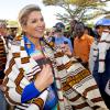 La reine Maxima des Pays-Bas, étrennant sa nouvelle étolle, en Ethiopie le 9 décembre 2013 pour une visite officielle en sa qualité d'ambassadrice spéciale des Nations-unies pour la microfinance en faveur du microdéveloppement.