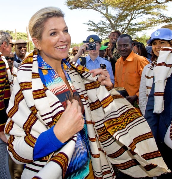 La reine Maxima des Pays-Bas, étrennant sa nouvelle étolle, en Ethiopie le 9 décembre 2013 pour une visite officielle en sa qualité d'ambassadrice spéciale des Nations-unies pour la microfinance en faveur du microdéveloppement.
