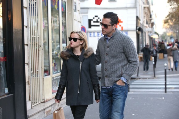 Reese Witherspoon et son mari Jim Toth sont allés faire du shopping chez APC àa Paris. Le 9 décembre 2013.