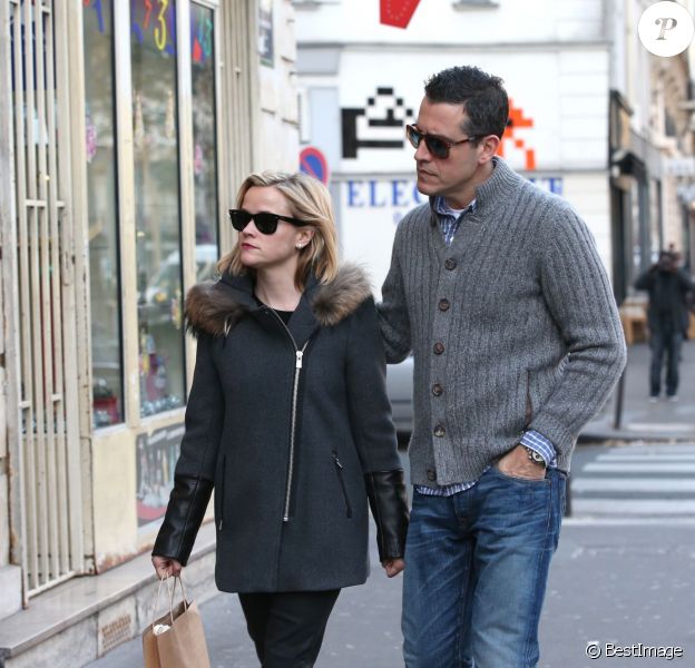 Reese Witherspoon et son mari Jim Toth sont allés faire du shopping chez APC àa Paris. Le 9 décembre 2013.