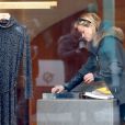 Reese Witherspoon fait du shopping chez APC à Paris. Le 9 décembre 2013.