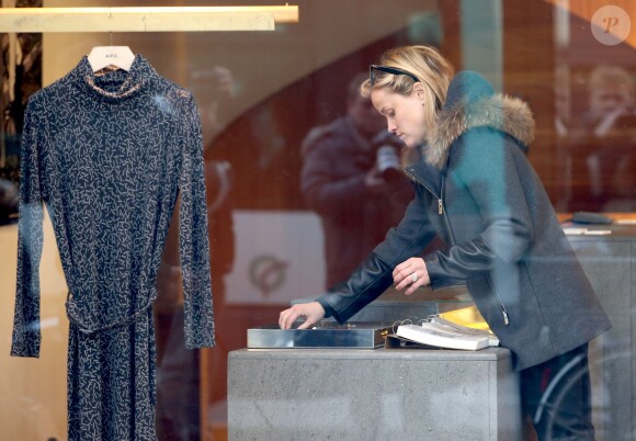 Reese Witherspoon fait du shopping chez APC à Paris. Le 9 décembre 2013.