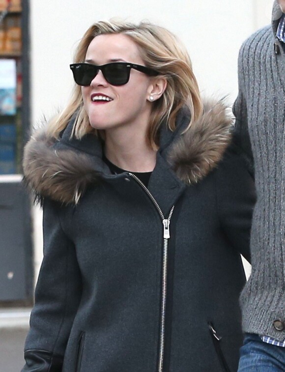 Reese Witherspoon dans les rues de Paris. Le 9 décembre 2013.