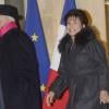 Anne Sinclair tout sourire et son compagnon Pierre Nora arrivent au Palais de l'Elysée à Paris le 9 decembre 2013. L'historien a été élevé, par François Hollande, au grade de grand officier de la Légion d'honneur.