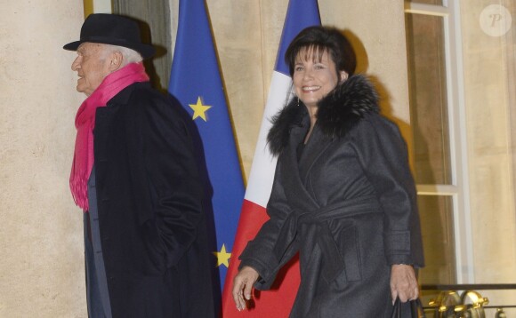 Anne Sinclair tout sourire et son compagnon Pierre Nora arrivent au Palais de l'Elysée à Paris le 9 decembre 2013. L'historien a été élevé, par François Hollande, au grade de grand officier de la Légion d'honneur.