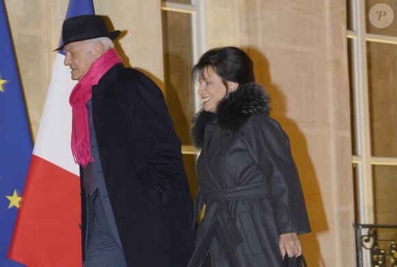 Pierre Nora et Anne Sinclair arrivent au Palais de l'Elysée à Paris le 9 decembre 2013. L'historien a été élevé, par François Hollande, au grade de grand officier de la Légion d'honneur.