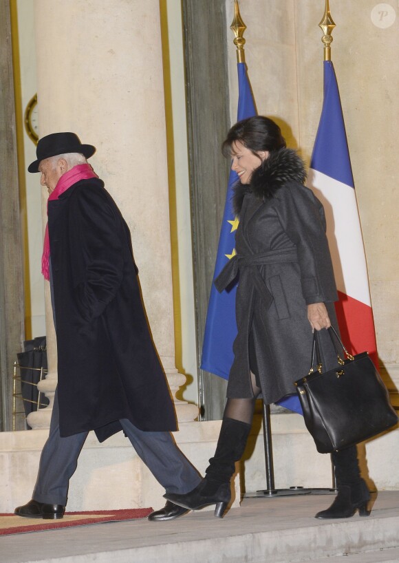 Pierre Nora et Anne Sinclair arrivent au Palais de l'Elysée à Paris le 9 decembre 2013. L'historien a été élevé, par François Hollande, au grade de grand officier de la Légion d'honneur.