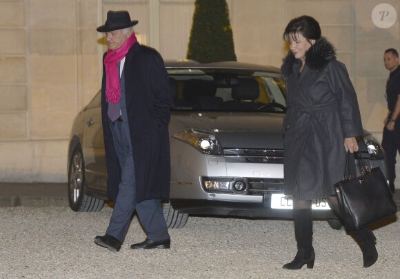 Pierre Nora et Anne Sinclair arrivent au Palais de l'Elysée à Paris le 9 decembre 2013. L'historien a été élevé, par François Hollande, au grade de grand officier de la Légion d'honneur.