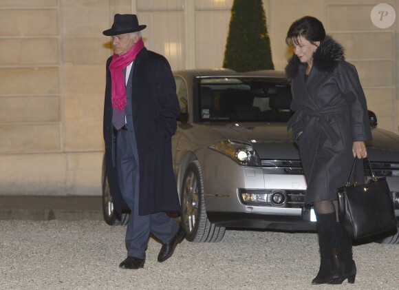Pierre Nora et Anne Sinclair arrivent au Palais de l'Elysée à Paris le 9 decembre 2013. L'historien a été élevé, par François Hollande, au grade de grand officier de la Légion d'honneur.