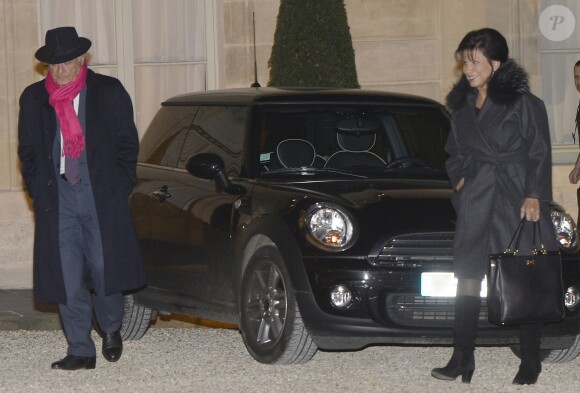 Pierre Nora et Anne Sinclair arrivent au Palais de l'Elysée à Paris le 9 decembre 2013. L'historien a été élevé, par François Hollande, au grade de grand officier de la Légion d'honneur.