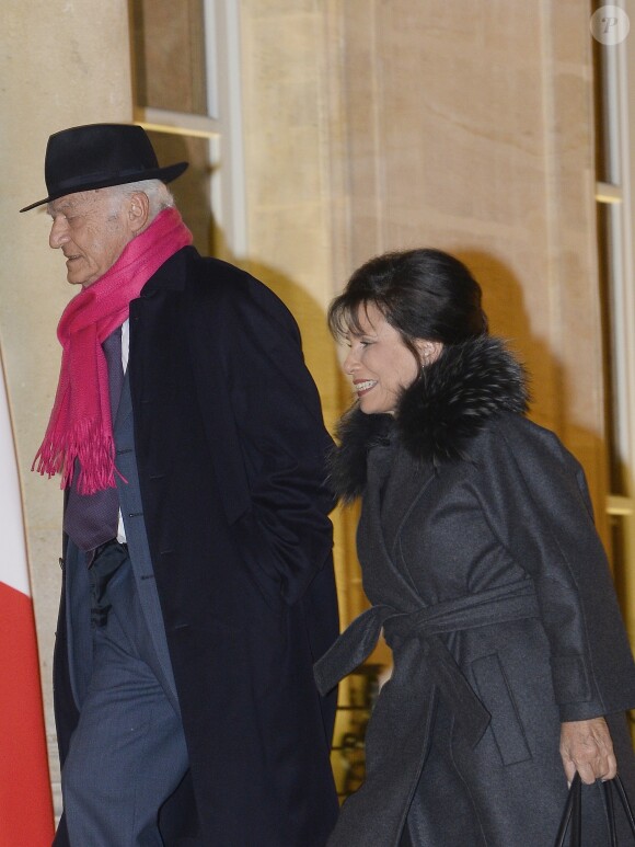 Pierre Nora et Anne Sinclair arrivent au Palais de l'Elysée à Paris le 9 decembre 2013. L'historien a été élevé, par François Hollande, au grade de grand officier de la Légion d'honneur.