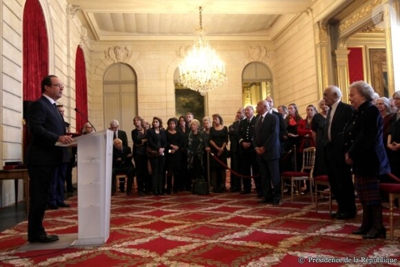 François Hollande décorait plusieurs personnalités au palais de l'Elysée à Paris, le 9 décembre 2013.