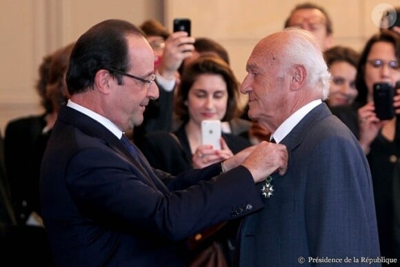 François Hollande décorait dont Pierre Nora plusieurs personnalités au palais de l'Elysée à Paris, le 9 décembre 2013.