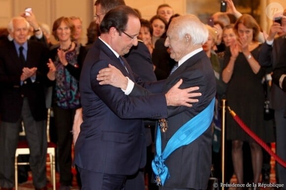 François Hollande décorait, comme Claude Alphandéry, plusieurs personnalités au palais de l'Elysée à Paris, le 9 décembre 2013.