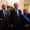 François Hollande décorait plusieurs personnalités au palais de l'Elysée à Paris, le 9 décembre 2013. Le présidnet est entouré des héros du jour : Pierre Nora, Claude Alphandéry et Jacqueline Fleury.