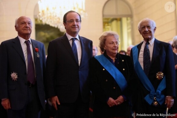 François Hollande décorait plusieurs personnalités au palais de l'Elysée à Paris, le 9 décembre 2013. Le présidnet est entouré des héros du jour : Pierre Nora, Claude Alphandéry et Jacqueline Fleury.