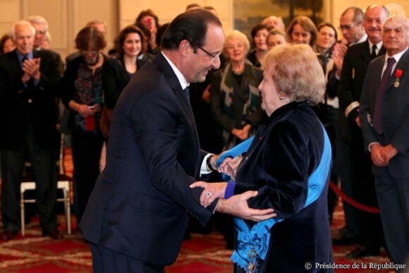 François Hollande décorait, dont Jacqueline Fleury, plusieurs personnalités au palais de l'Elysée à Paris, le 9 décembre 2013.