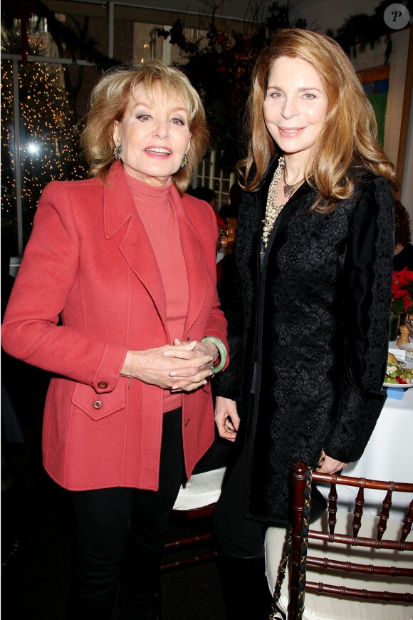 Barbara Walters et la reine Noor de Jordanie au dîner Cosmo 100 Annual Luncheon à Michael's Restaurant à New York, le 9 décembre 2013.