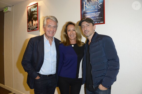 Nicole et Gilbert Coullier avec Gad Elmaleh dans les coulisses de la comédie musicale Robin des bois, au Palais des Congrès à Paris, 2013.