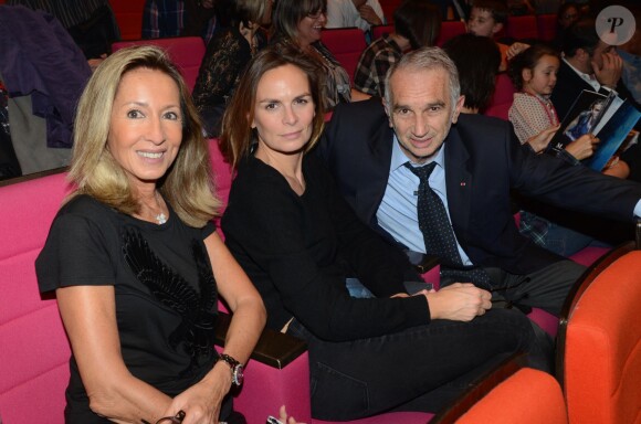 Alain Terzian, sa femme Brune de Margerie et Nicole Coullier au spectacle Robin des bois, au Palais des Congrès à Paris, 2013.