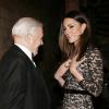 Catherine Kate Middleton, la duchesse de Cambridge, avec David Attenborough, lors de la projection du documentaire de David Attenborough sur le Musée d'Histoire Naturelle à Londres, le 11 décembre 2013.