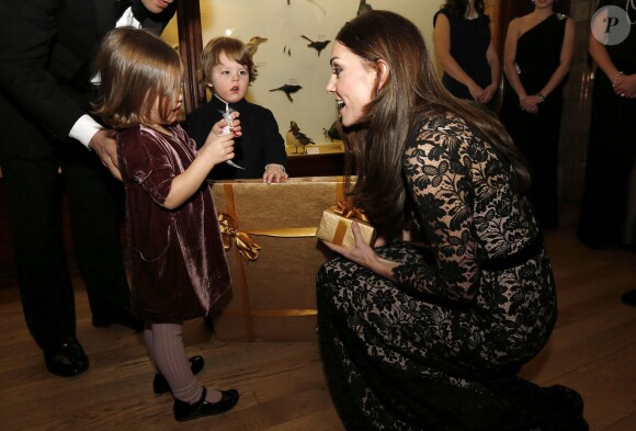 Catherine Kate Middleton, avec les jumeaux Geffen, lors de la projection du documentaire de David Attenborough sur le Musée d'Histoire Naturelle à Londres, le 11 décembre 2013.