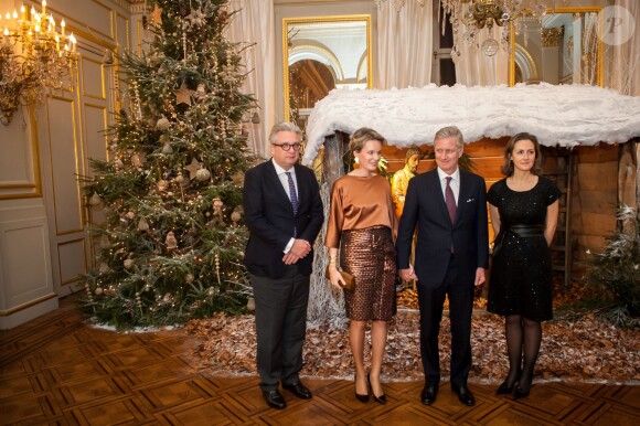 Le roi Philippe et la reine Mathilde de Belgique ont posé en compagnie du prince Laurent et de la princesse Claire avant d'assister le 11 décembre 2013 au concert de Noël au palais royal, à Bruxelles.