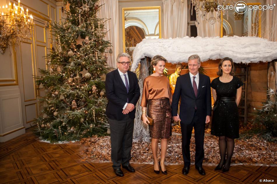  Le roi Philippe et la reine Mathilde de Belgique ont posé en compagnie du prince Laurent et de la princesse Claire avant d&#039;assister le 11 décembre 2013 au concert de Noël au palais royal, à Bruxelles. 