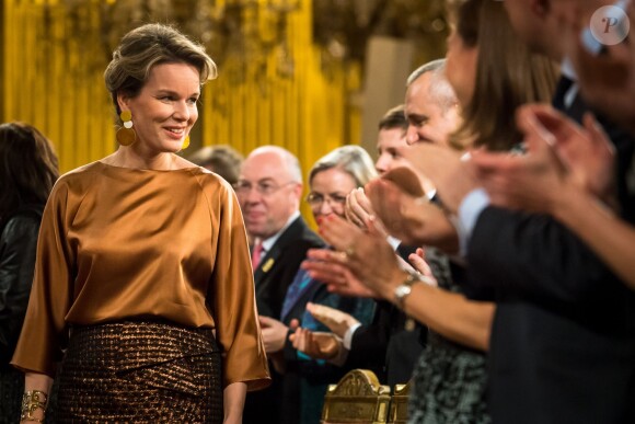 La reine Mathilde de Belgique était superbe dans une tenue couleur bronze le 11 décembre 2013 au concert de Noël au palais royal, à Bruxelles.