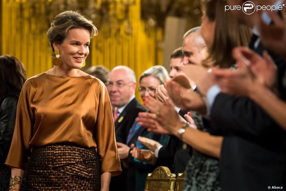  La reine Mathilde de Belgique était superbe dans une tenue couleur bronze le 11 décembre 2013 au concert de Noël au palais royal, à Bruxelles. 