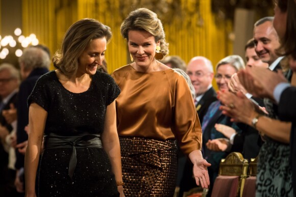 La reine Mathilde de Belgique et la princesse Claire s'installant le 11 décembre 2013 pour le concert de Noël au palais royal, à Bruxelles.