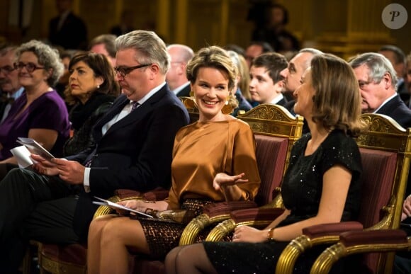 Le roi Philippe et la reine Mathilde de Belgique, assise à côté du prince Laurent et complice avec la princesse Claire, assistaient le 11 décembre 2013 au concert de Noël au palais royal, à Bruxelles.