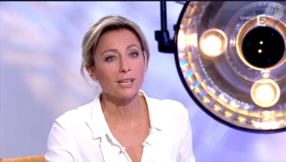 Anne-Sophie Lapix dans C à vous sur France 5, le jeudi 12 décembre 2013.