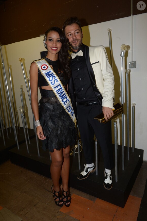 Flora Coquerel et Christophe Maé dans les coulisses des 15e NRJ Music Awards à Cannes, le 14 décembre 2013.
