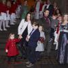 Le prince Frederik et la princesse Mary devant l'église d'Isaiah avec leurs quatre enfants, le prince Christian (8 ans), la princesse Isabella (6 ans), et les jumeaux Vincent et Joséphine (bientôt 3 ans), au concert de Noël du choeur d'enfants du Conservatoire royal de musique, le 15 décembre 2013.