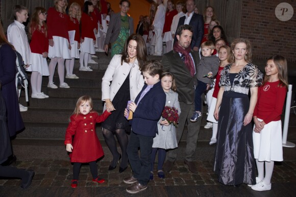 Le prince Frederik et la princesse Mary devant l'église d'Isaiah avec leurs quatre enfants, le prince Christian (8 ans), la princesse Isabella (6 ans), et les jumeaux Vincent et Joséphine (bientôt 3 ans), au concert de Noël du choeur d'enfants du Conservatoire royal de musique, le 15 décembre 2013.