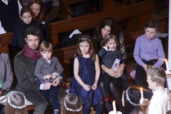 Le prince Frederik et la princesse Mary assistaient au premier rang avec leurs quatre enfants, le prince Christian (8 ans), la princesse Isabella (6 ans), et les jumeaux Vincent et Joséphine (bientôt 3 ans), au concert de Noël du choeur d'enfants du Conservatoire royal de musique, le 15 décembre 2013 en l'église d'Isaiah à Copenhague.