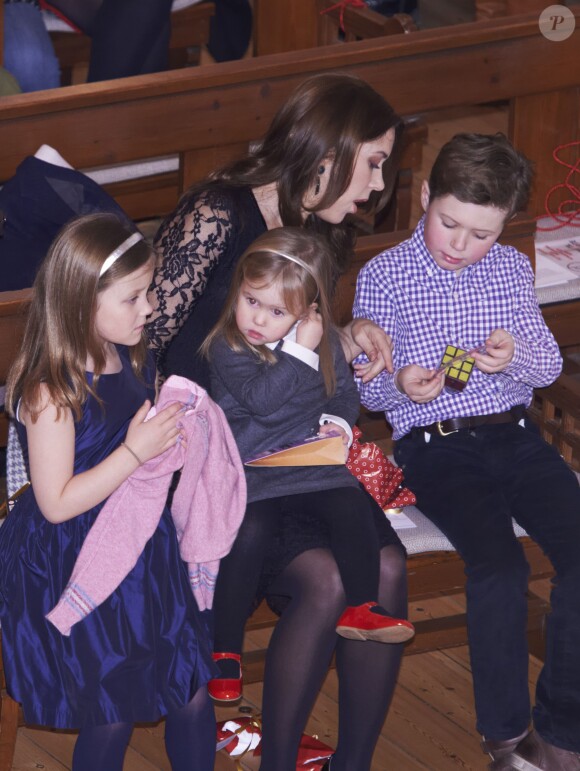 Le prince Christian prêt pour les championnats de Rubik's Kub ? Le prince Frederik et la princesse Mary assistaient avec leurs enfants, le prince Christian (8 ans), la princesse Isabella (6 ans), et les jumeaux Vincent et Joséphine (bientôt 3 ans), au concert de Noël du choeur d'enfants du Conservatoire royal de musique, le 15 décembre 2013 en l'église d'Isaiah à Copenhague.