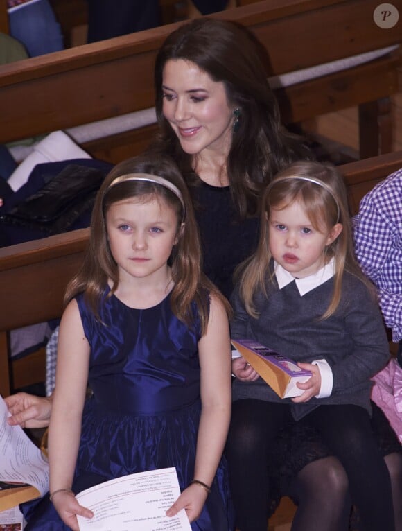 Le prince Frederik et la princesse Mary assistaient avec leurs quatre enfants, le prince Christian (8 ans), la princesse Isabella (6 ans), et les jumeaux Vincent et Joséphine (bientôt 3 ans), au concert de Noël du choeur d'enfants du Conservatoire royal de musique, le 15 décembre 2013 en l'église d'Isaiah à Copenhague.