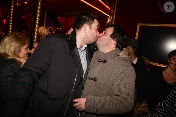 Jean-François Piège and Yves Camdeborde s'embrassent sur la bouche à la remise des Prix Fooding 2014 au Cirque d'Hiver à Paris, le 25 novembre 213.