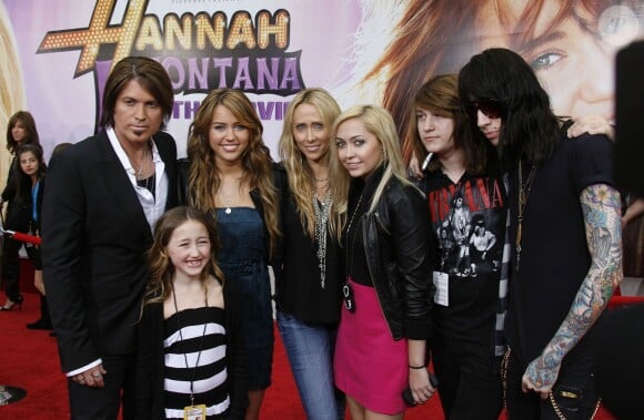 Billy Ray Cyrus, Miley Cyrus, Tish Cyrus et le reste de la famille Cyrus à Los Angeles, le 2 avril 2009.