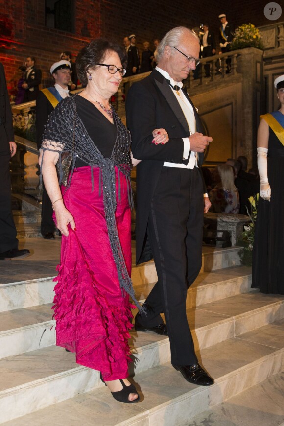 Mira Nikomarow, épouse du Nobel de Physique François Englert, à table avec le roi Carl XVI Gustaf de Suède le 11 décembre 2013 lors du dîner des Nobel