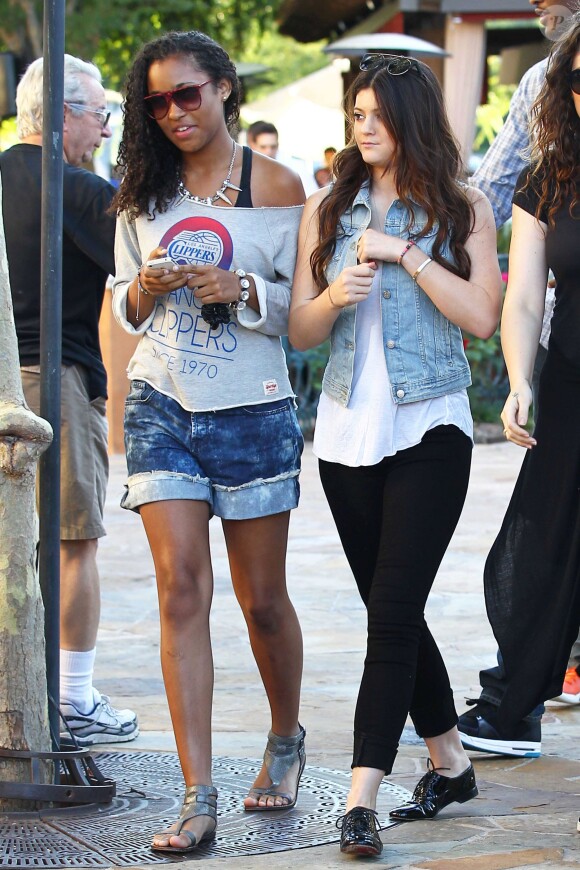 Destiny, fille de Lamar Odom, et Kylie Jenner, demi-sœur de Khloé Kardashian, à Los Angeles en juillet 2012.