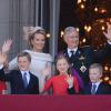 Le roi Philippe et la reine Mathilde de Belgique avec leurs enfants, la princesse Eleonore, le prince Gabriel, la princesse Elisabeth et le prince Emmanuel au balcon du palais à Bruxelles, après l'intronisation du roi Philippe le 21 juillet 2013