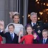 Le roi Philippe et la reine Mathilde de Belgique avec leurs enfants, la princesse Eleonore, le prince Gabriel, la princesse Elisabeth et le prince Emmanuel au balcon du palais à Bruxelles, après l'intronisation du roi Philippe le 21 juillet 2013