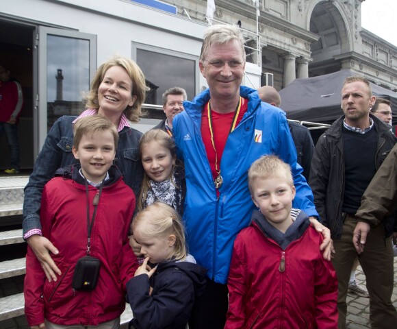 Philippe de Belgique aux 20 kilomètres de Bruxelles le 26 mai 2013, avec son épouse Mathilde et leurs enfants Gabriel, Elisabeth, Eleonore, et Emmanuel