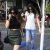 Kendall et Kylie Jenner ont déjeuné au restaurant italien Mauro's Cafe à West Hollywood. Le 18 décembre 2013.