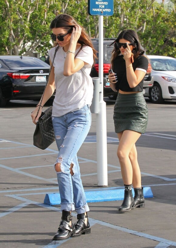 Kendall et Kylie Jenner ont déjeuné au restaurant italien Mauro's Cafe à West Hollywood. Le 18 décembre 2013.