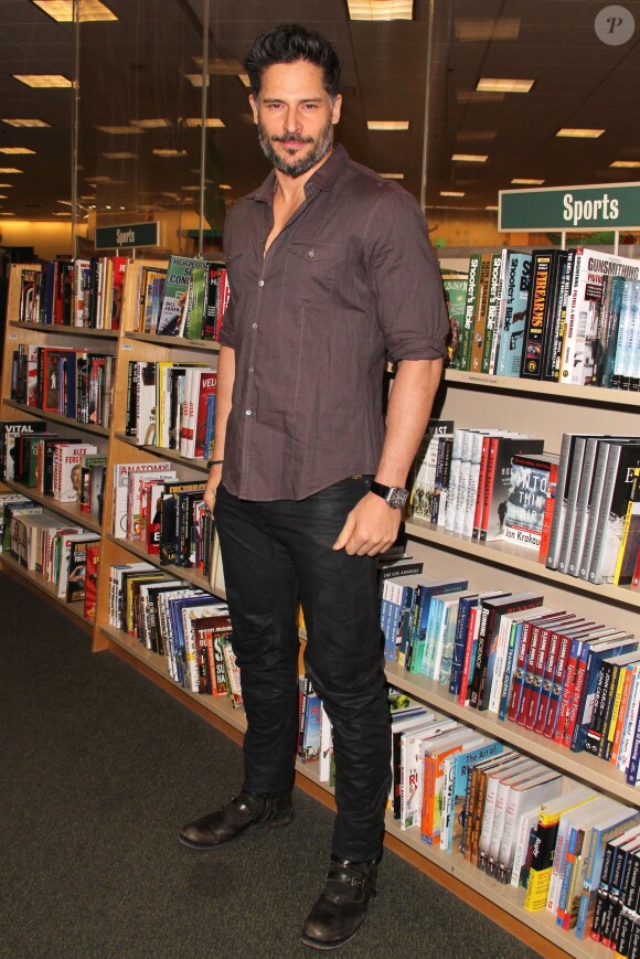 Joe Manganiello lors d'une séance de dédicaces de son livre Evolution : The Cutting Edge Guide To Breaking Down Mental Walls and Building The Body You've Always Wanted chez Barnes & Noble, au centre commercial The Grove. Los Angeles, le 17 décembre 2013.