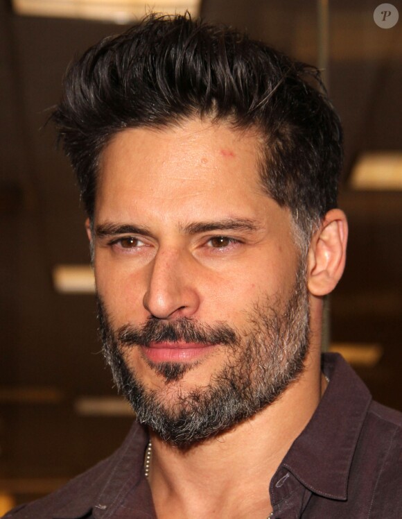 Joe Manganiello lors d'une séance de dédicaces de son livre Evolution : The Cutting Edge Guide To Breaking Down Mental Walls and Building The Body You've Always Wanted chez Barnes & Noble, au centre commercial The Grove. Los Angeles, le 17 décembre 2013.